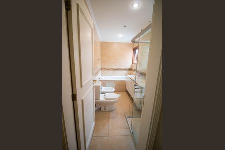 Casa à venda com 460m², 4 quartos e 4 vagas Casa à venda com 460m², 4 quartos e 4 vagasBanheiro da Suíte 1