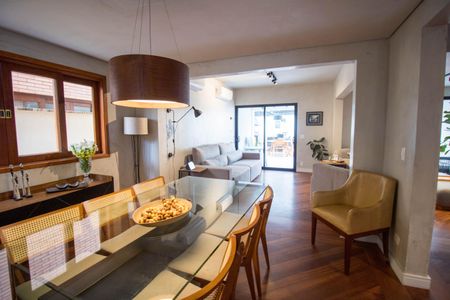 Casa à venda com 460m², 4 quartos e 4 vagas Casa à venda com 460m², 4 quartos e 4 vagasSala de Jantar