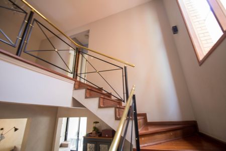 Casa à venda com 460m², 4 quartos e 4 vagas Casa à venda com 460m², 4 quartos e 4 vagasEscada