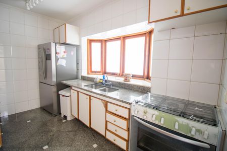 Casa à venda com 460m², 4 quartos e 4 vagas Casa à venda com 460m², 4 quartos e 4 vagasCozinha