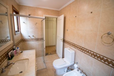 Casa à venda com 460m², 4 quartos e 4 vagas Casa à venda com 460m², 4 quartos e 4 vagasBanheiro da Suíte 1