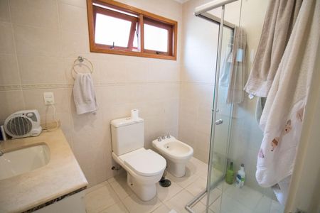 Casa à venda com 460m², 4 quartos e 4 vagas Casa à venda com 460m², 4 quartos e 4 vagasBanheiro da Suíte 2