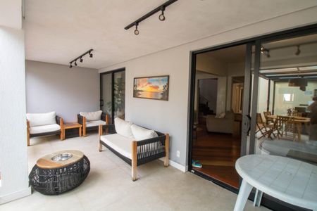 Casa à venda com 460m², 4 quartos e 4 vagas Casa à venda com 460m², 4 quartos e 4 vagasÁrea comum