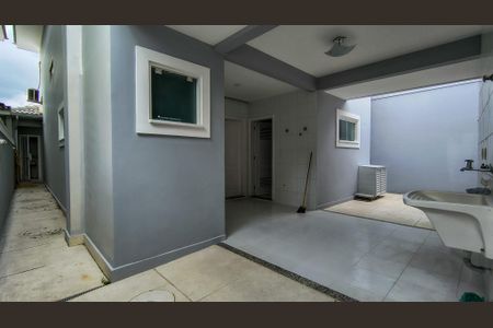 Casa de condomínio à venda com 480m², 5 quartos e 4 vagas Casa de condomínio à venda com 480m², 5 quartos e 4 vagasÁrea de Serviço