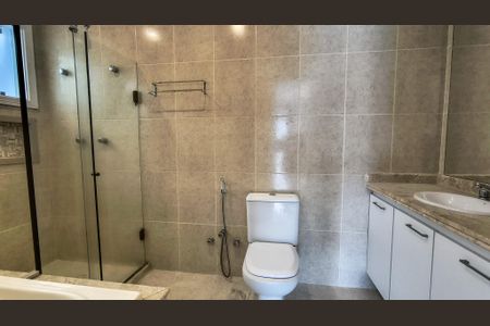 Casa de condomínio à venda com 480m², 5 quartos e 4 vagas Casa de condomínio à venda com 480m², 5 quartos e 4 vagasBanheiro da Suíte 2