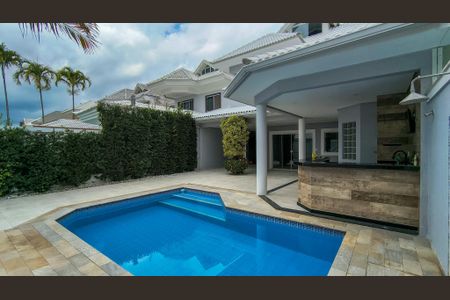 Casa de condomínio à venda com 480m², 5 quartos e 4 vagas Casa de condomínio à venda com 480m², 5 quartos e 4 vagasÁrea Externa