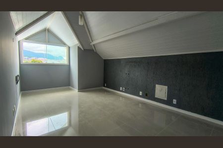 Casa de condomínio à venda com 480m², 5 quartos e 4 vagas Casa de condomínio à venda com 480m², 5 quartos e 4 vagasSótão