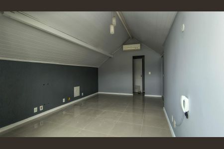 Casa de condomínio à venda com 480m², 5 quartos e 4 vagas Casa de condomínio à venda com 480m², 5 quartos e 4 vagasSótão