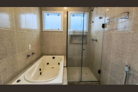 Casa de condomínio à venda com 480m², 5 quartos e 4 vagas Casa de condomínio à venda com 480m², 5 quartos e 4 vagasBanheiro da Suíte 2