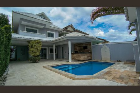 Casa de condomínio à venda com 480m², 5 quartos e 4 vagas Casa de condomínio à venda com 480m², 5 quartos e 4 vagasÁrea Externa