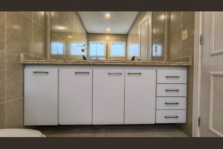 Casa de condomínio à venda com 480m², 5 quartos e 4 vagas Casa de condomínio à venda com 480m², 5 quartos e 4 vagasBanheiro da Suíte 2