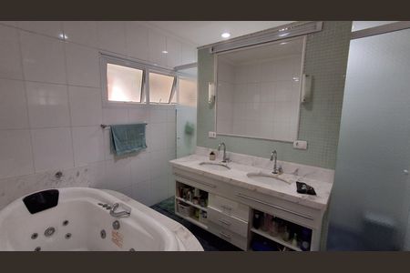 Apartamento à venda com 138m², 3 quartos e 2 vagas Apartamento à venda com 138m², 3 quartos e 2 vagasBanheiro Suíte 2