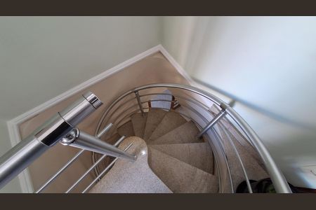 Apartamento à venda com 138m², 3 quartos e 2 vagas Apartamento à venda com 138m², 3 quartos e 2 vagasEscada