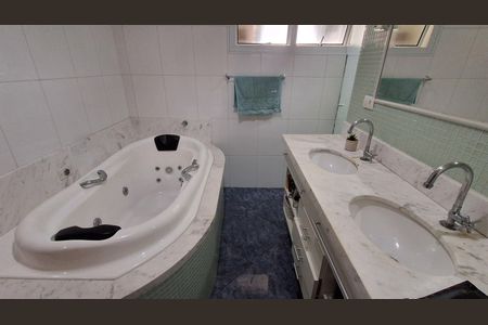 Apartamento à venda com 138m², 3 quartos e 2 vagas Apartamento à venda com 138m², 3 quartos e 2 vagasBanheiro Suíte 2