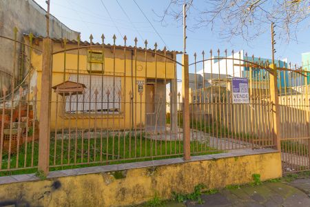 Fachada de casa à venda com 2 quartos, 260m² em Rio Branco, Canoas