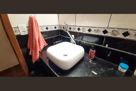 Casa à venda com 180m², 3 quartos e 2 vagas Casa à venda com 180m², 3 quartos e 2 vagasBanheiro Social