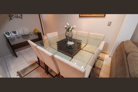 Casa à venda com 180m², 3 quartos e 2 vagas Casa à venda com 180m², 3 quartos e 2 vagasSala