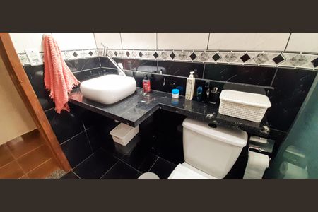 Casa à venda com 180m², 3 quartos e 2 vagas Casa à venda com 180m², 3 quartos e 2 vagasBanheiro Social