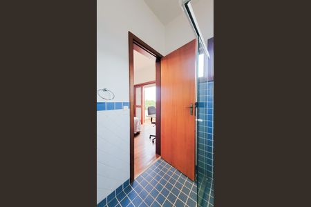 Casa de condomínio para alugar com 250m², 3 quartos e 2 vagas Casa de condomínio para alugar com 250m², 3 quartos e 2 vagasBanheiro da Suíte 1