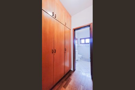 Casa de condomínio para alugar com 250m², 3 quartos e 2 vagas Casa de condomínio para alugar com 250m², 3 quartos e 2 vagasCloset da Suíte Master