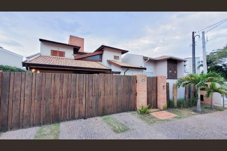 Casa de condomínio para alugar com 250m², 3 quartos e 2 vagas Casa de condomínio para alugar com 250m², 3 quartos e 2 vagasFachada