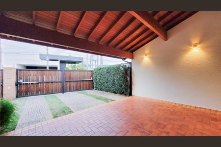 Casa de condomínio para alugar com 250m², 3 quartos e 2 vagas Casa de condomínio para alugar com 250m², 3 quartos e 2 vagasGaragem