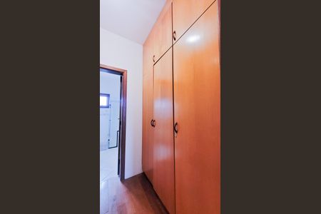 Casa de condomínio para alugar com 250m², 3 quartos e 2 vagas Casa de condomínio para alugar com 250m², 3 quartos e 2 vagasCloset da Suíte Master