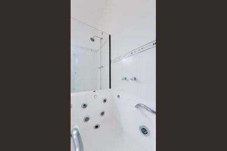 Casa de condomínio para alugar com 250m², 3 quartos e 2 vagas Casa de condomínio para alugar com 250m², 3 quartos e 2 vagasBanheiro da Suíte Master