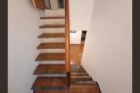 Apartamento à venda com 87m², 2 quartos e 1 vaga Apartamento à venda com 87m², 2 quartos e 1 vagaEscada