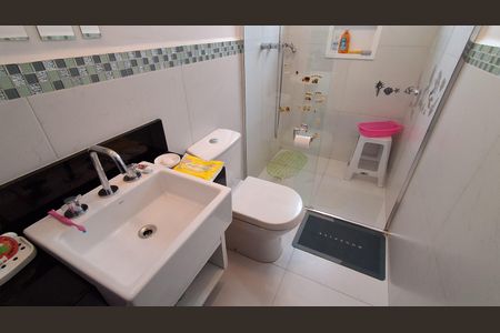 Casa à venda com 390m², 4 quartos e 6 vagas Casa à venda com 390m², 4 quartos e 6 vagasBanheiro Suíte 2