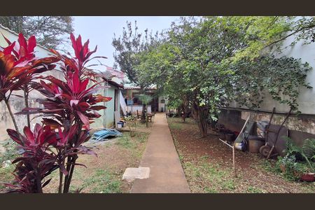 Casa à venda com 390m², 4 quartos e 6 vagas Casa à venda com 390m², 4 quartos e 6 vagasQuintal