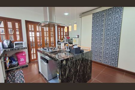 Casa à venda com 390m², 4 quartos e 6 vagas Casa à venda com 390m², 4 quartos e 6 vagasCozinha