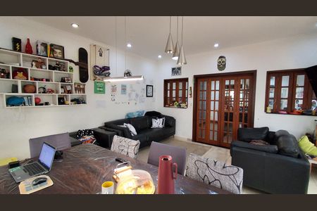 Casa à venda com 390m², 4 quartos e 6 vagas Casa à venda com 390m², 4 quartos e 6 vagasCopa