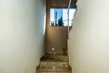 Casa à venda com 435m², 3 quartos e 3 vagasEscada