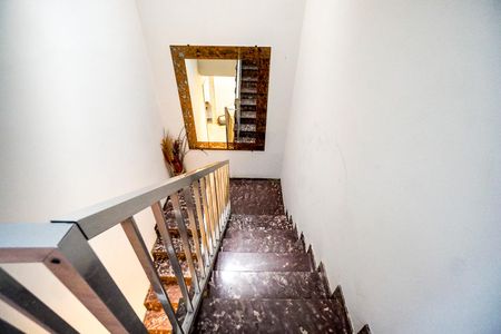 Casa à venda com 210m², 4 quartos e 2 vagasEscada