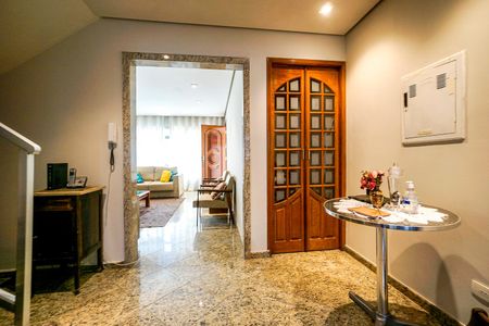 Escada de casa à venda com 4 quartos, 210m² em Vila Gomes Cardim, São Paulo