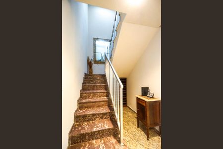 Casa à venda com 210m², 4 quartos e 2 vagasEscada