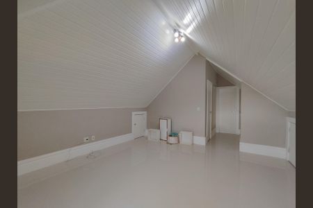 Casa de condomínio à venda com 380m², 5 quartos e 2 vagasSótão