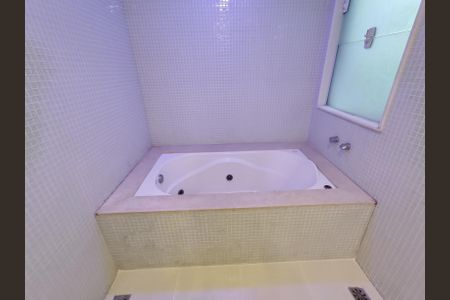 Casa de condomínio à venda com 380m², 5 quartos e 2 vagasBanheiro da Suíte 2