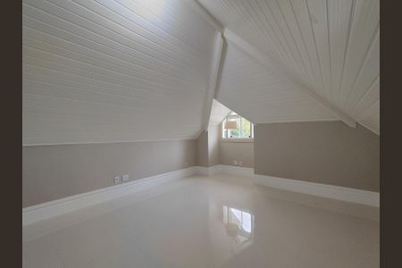 Casa de condomínio à venda com 380m², 5 quartos e 2 vagasSótão