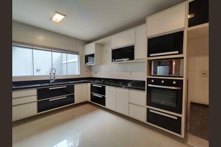 Casa de condomínio à venda com 380m², 5 quartos e 2 vagasCozinha