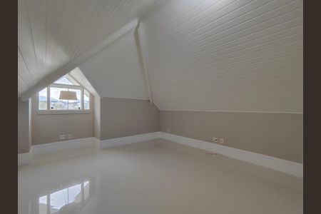 Casa de condomínio à venda com 380m², 5 quartos e 2 vagasSótão