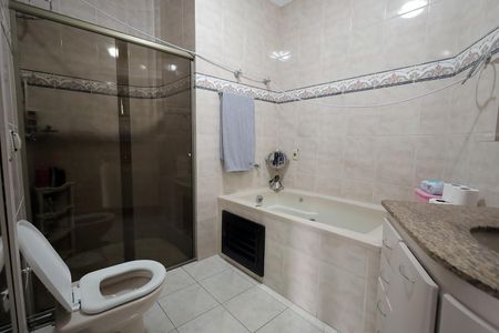 Casa à venda com 278m², 4 quartos e 6 vagasBanheiro da Suíte 1