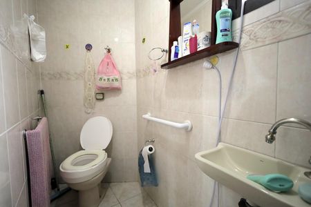 Casa à venda com 278m², 4 quartos e 6 vagasBanheiro 