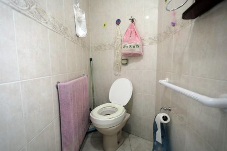 Casa à venda com 278m², 4 quartos e 6 vagasBanheiro 