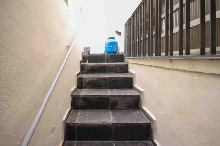 Casa à venda com 160m², 4 quartos e 3 vagas Casa à venda com 160m², 4 quartos e 3 vagasEscada