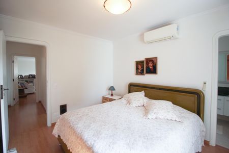 Casa à venda com 415m², 5 quartos e 6 vagasSuíte 4