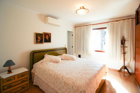 Casa à venda com 415m², 5 quartos e 6 vagasSuíte 4