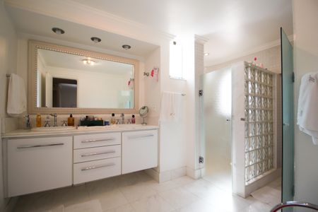 Casa à venda com 415m², 5 quartos e 6 vagasBanheiro de Suíte 1