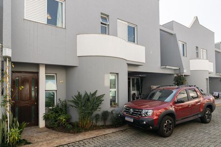 Casa de condomínio à venda com 120m², 3 quartos e 2 vagas Casa de condomínio à venda com 120m², 3 quartos e 2 vagasFachada